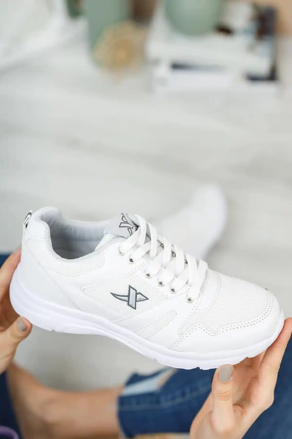 Rcn Beyaz Unisex Sneaker 12020: Konfor ve Şıklığın İdeal Uyumu