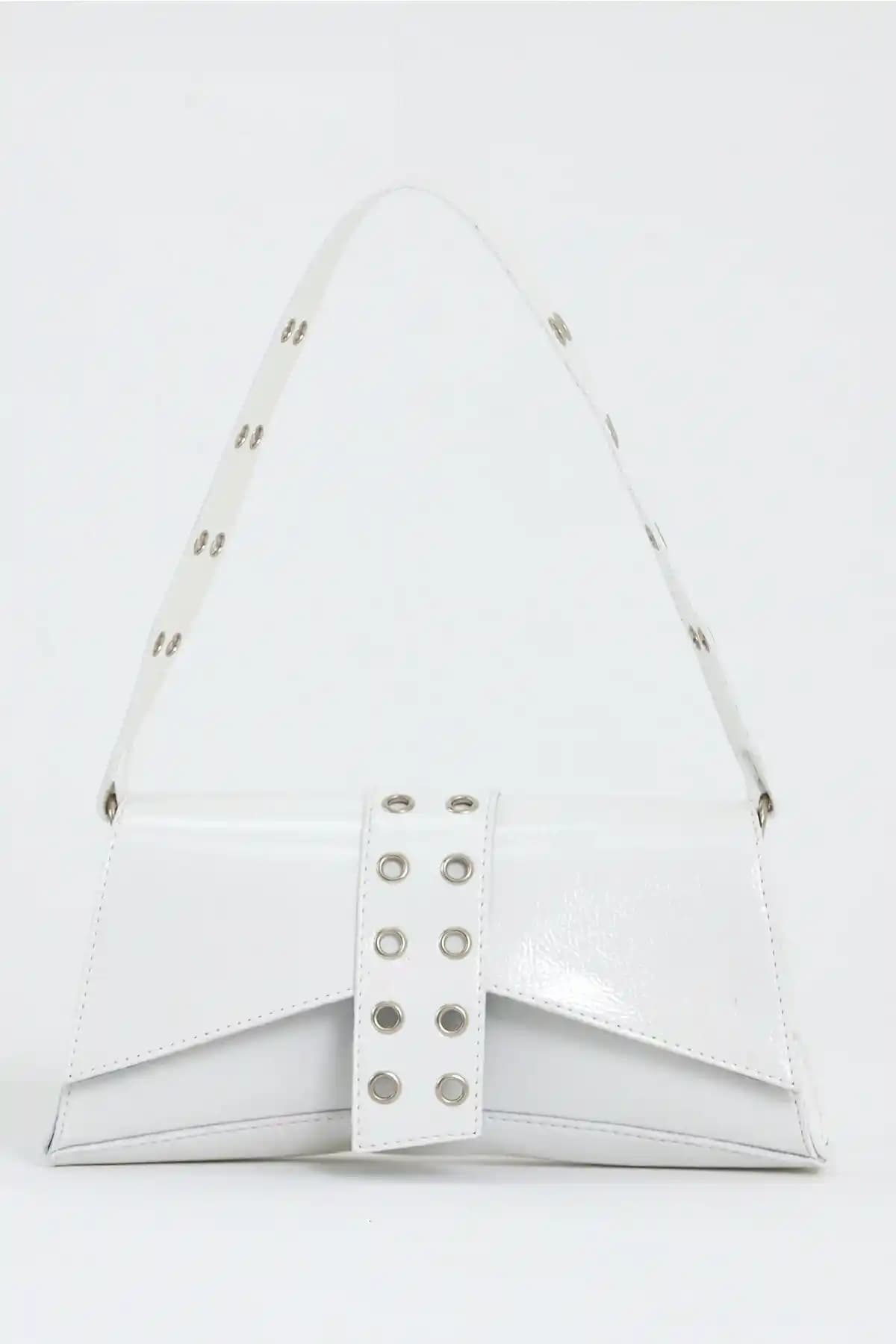 ALTUDA Kadın Asimetrik Zımbalı Baget Çanta Modern ve Şık Tasarım Özellikleri