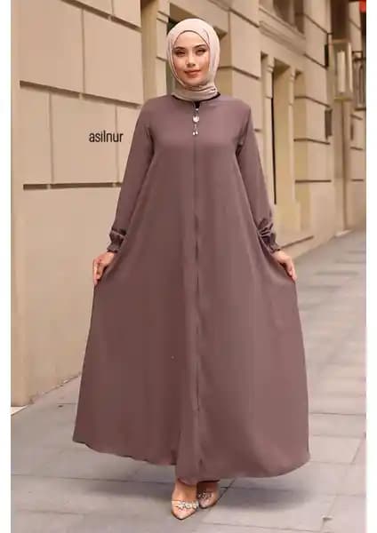 Asilnur Mevlana ve Oktayusta Ferace Modellerinin Detaylı Karşılaştırması