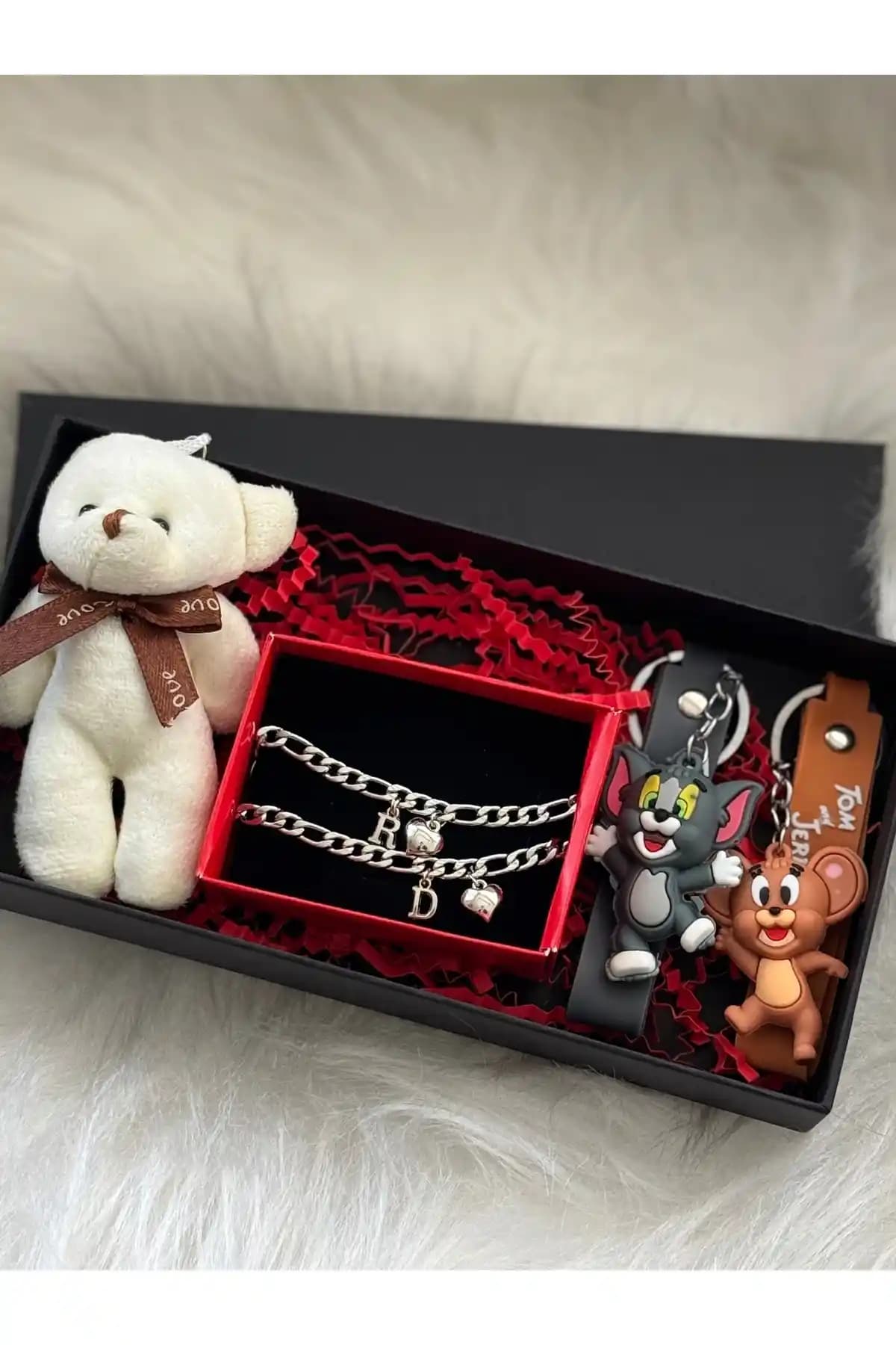 Çelik Harfli Çift Bileklik Seti: Dayanıklı ve Şık Takı Seçenekleri