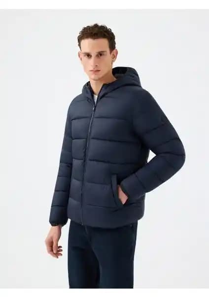 Erkek Mont Seçenekleri: Loft Regular Fit ve Şişme Kapşonlu Mont Karşılaştırması