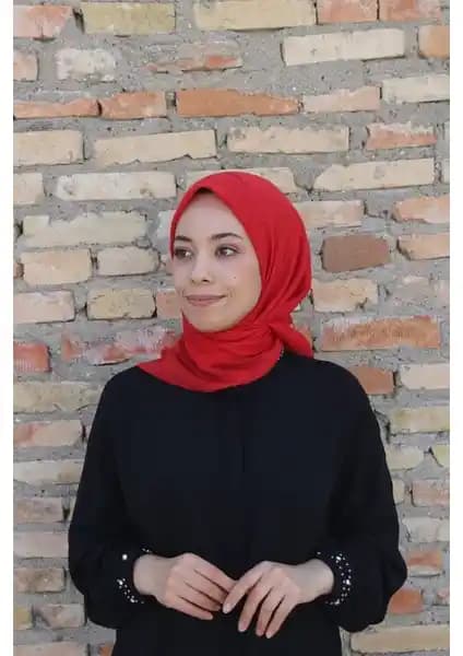 Eşarp Durağı Düz Yazma Kırmızı: Şıklık ve Zarafetin Modern İfadesi