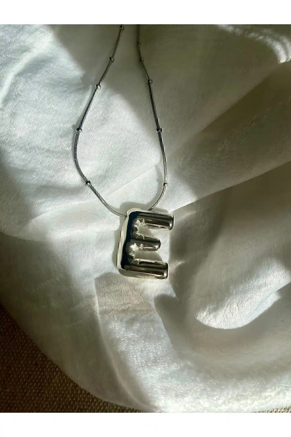 Faseb E Balon Çelik Harf Kolye: Şıklık ve Dayanıklılığı Bir Arada Sunan Aksesuar