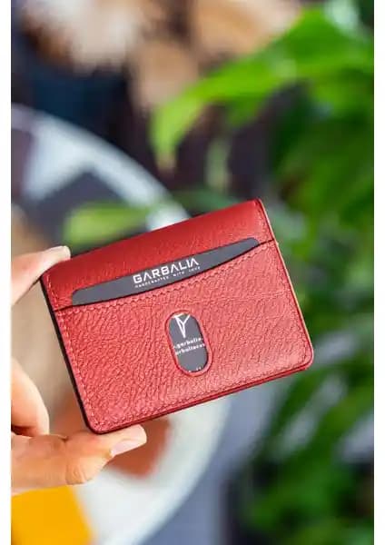 Garbalia Nahita ve Vera Deri Kartlık Karşılaştırması: Malzeme, Tasarım ve Kullanım Özellikleri