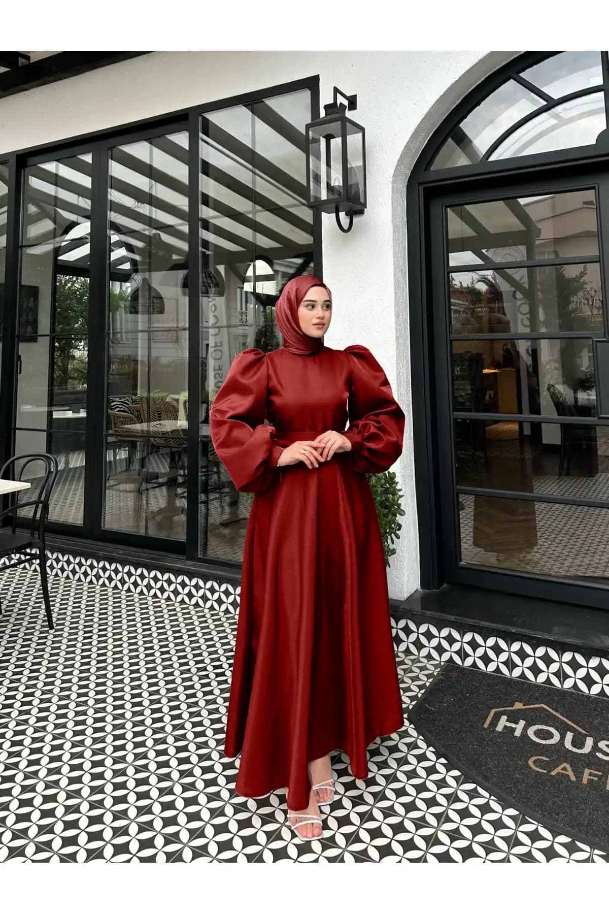 Hazel Balon Kol Tesettür Abiye: Şıklık ve Konforu Bir Arada Sunan Zarif Tasarım