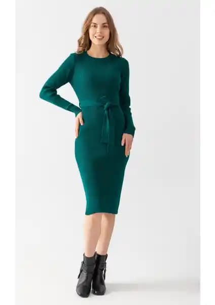 Irmak Kerekli Bisiklet Yaka Fitilli Triko Elbise: Şıklık ve Konfor Sunan Modern Tasarım