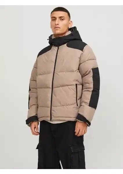 Jack & Jones Erkek Kapüşonlu Montu: Modern Tasarım ve Fonksiyonellik Özellikleri