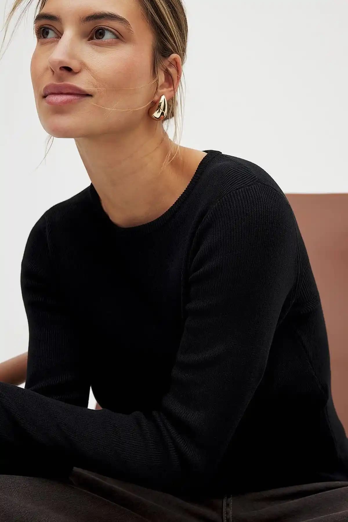 Kadın Siyah Uzun Kollu Bisiklet Yaka T-shirt: Şıklık ve Konforun Buluşması