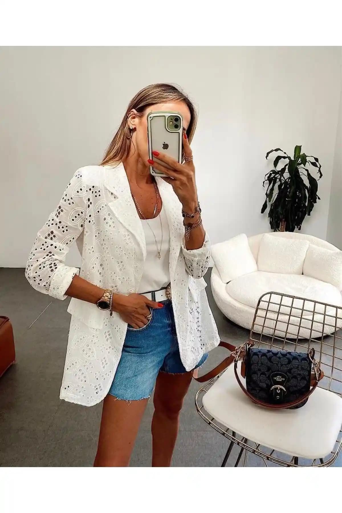 Kadınlar İçin Ekru Blazer Şıklık ve Fonksiyonelliği Bir Arada Sunar