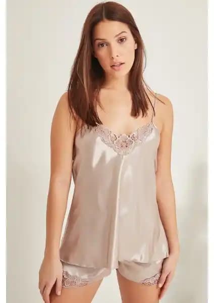 Kadınlar İçin Şık ve Konforlu Vizon Saten Şortlu Gecelik Ürün Tanıtımı