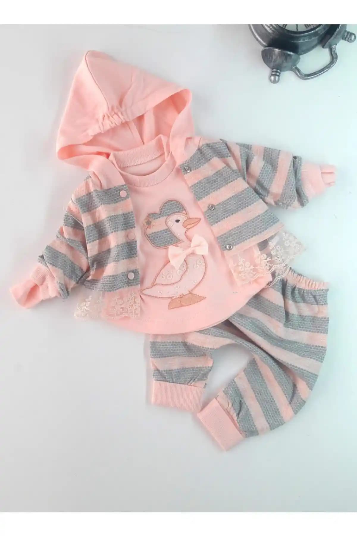 Kız Bebek Pembe İşlemeli Takım: Rahat ve Şık 3'lü Bebek Giyim Seti Özellikleri