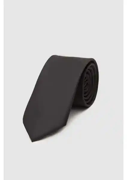 Kravat Seçiminde D'S Damat Siyah Düz ve Hatemoğlu Gri Desenli Modellerinin Karşılaştırması