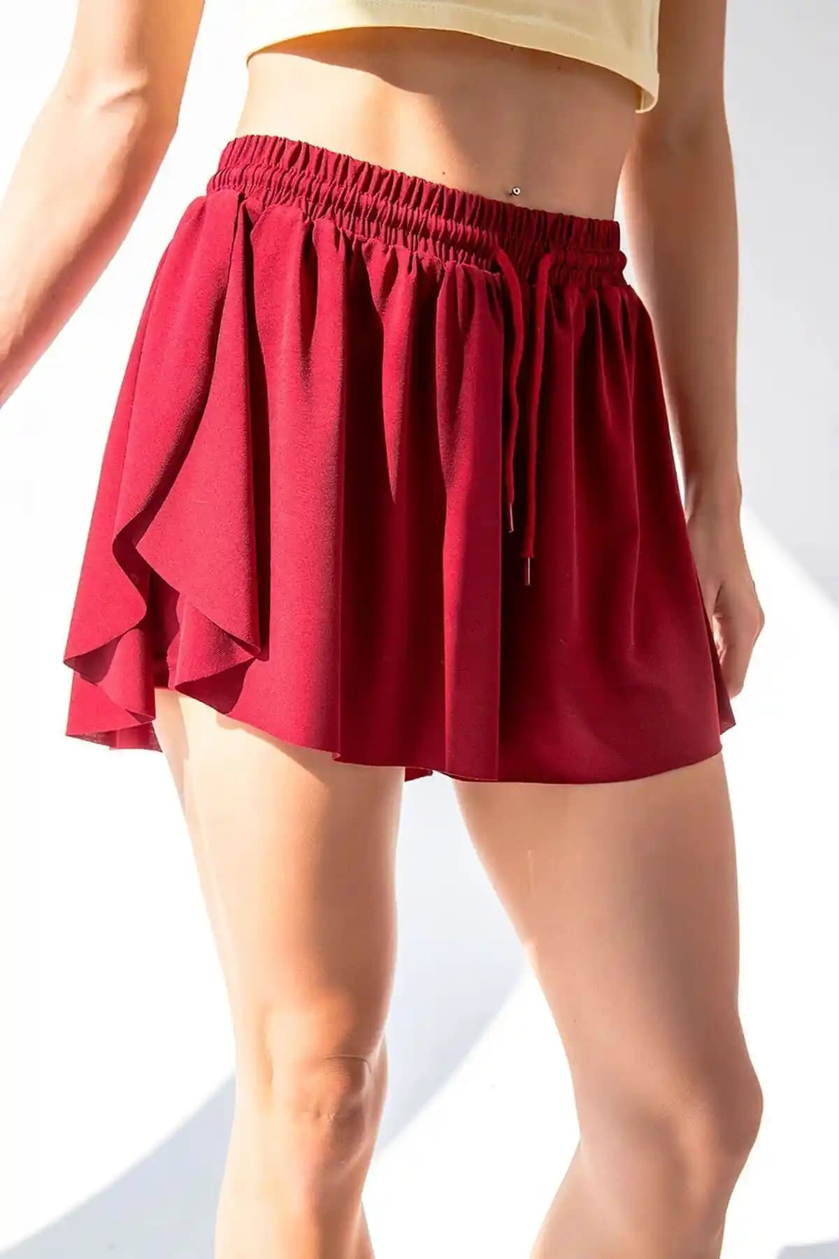 La & Vetta Bordo Bol Kesim Taytlı Spor Şort: Konfor ve Şıklığın Modern Buluşması