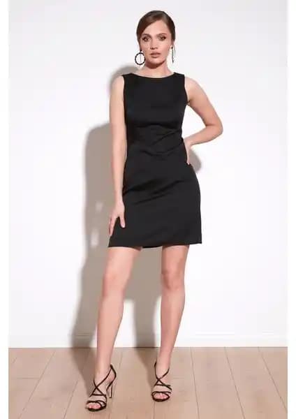 Lela Fermuarlı Kolsuz Elbise Kadınlar İçin Şık ve Modern Tasarım Detaylarıyla Öne Çıkan Elbise