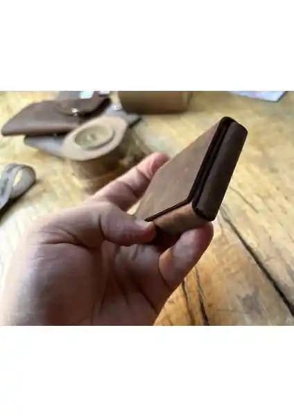 Mini Deri Kartlık ve Cüzdan Karşılaştırması: Dayanıklılık ve Tasarım Analizi