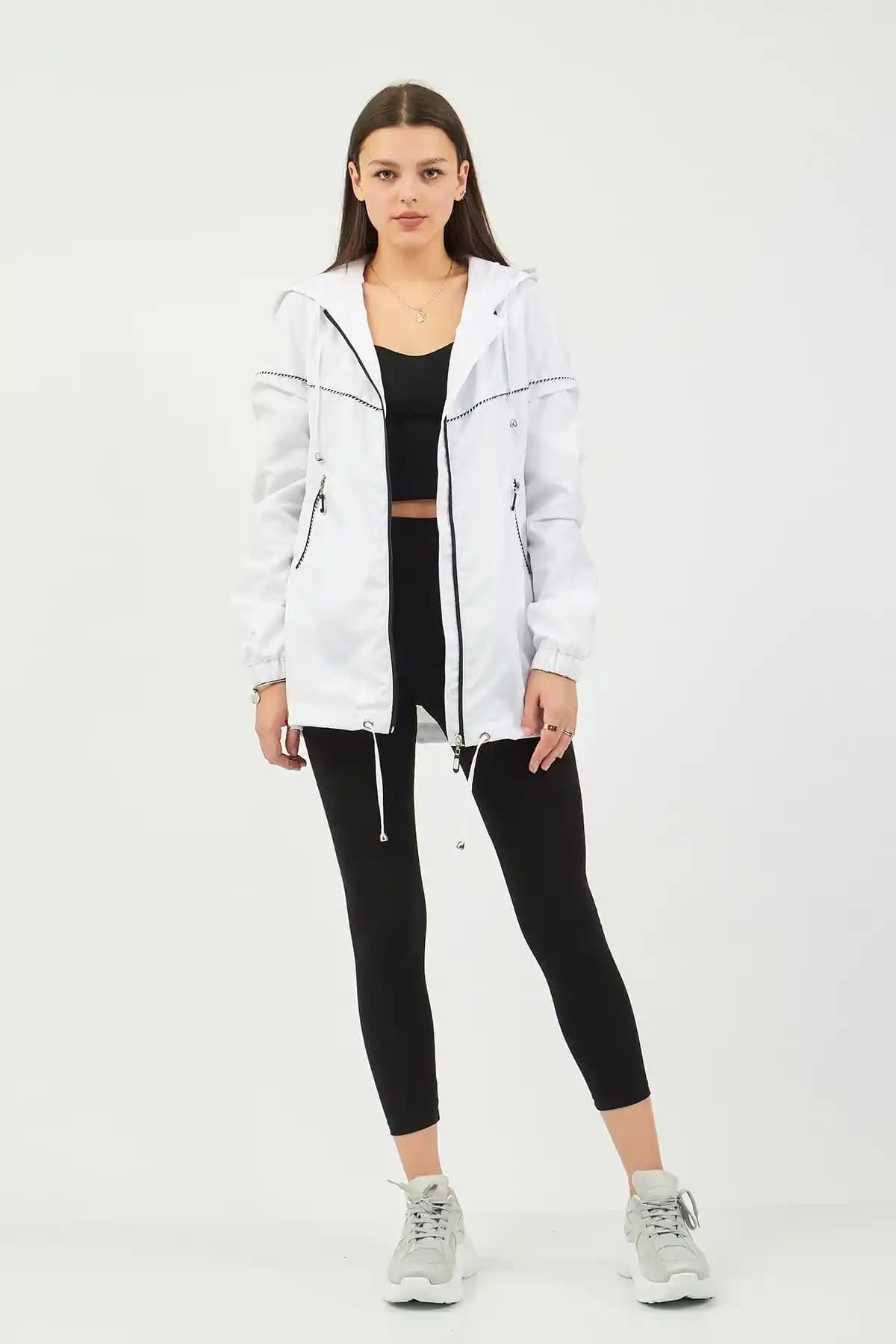 Moda Tuğram Beyaz Yağmurluk: Dayanıklı ve Şık Su Geçirmez Dış Giyim Seçeneği