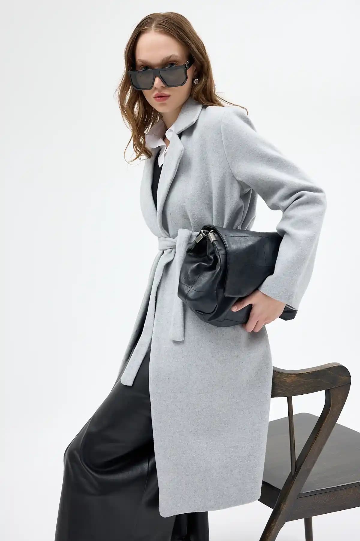 Rays 7149A Belden Bağlamalı Uzun Kaşe Kaban Gri Şık ve Fonksiyonel Tasarım