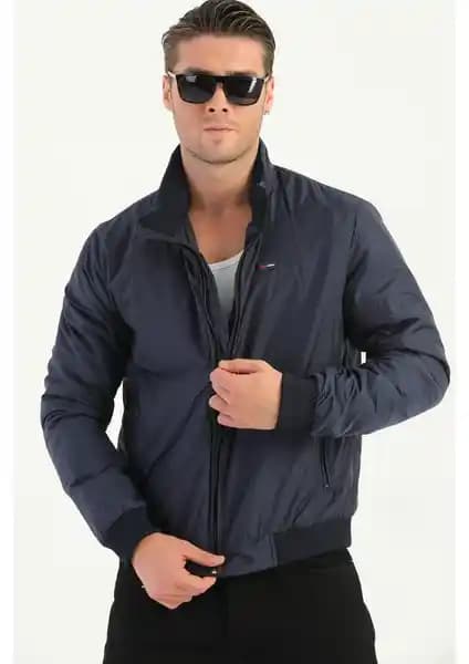 River Club Erkek Lacivert Dik Yaka Mont: Şıklık ve Fonksiyonellik Bir Arada