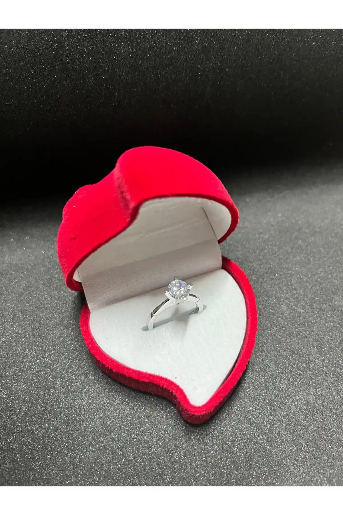 Sepetten Eve Kalpli Kutuda Tektaş Yüzük: Modern ve Şık Tasarım ile Anlamlı Hediye Seçeneği