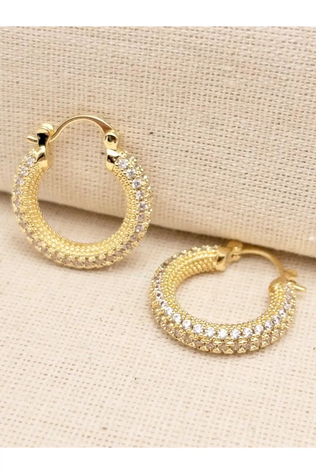 Siya Silver Zirkon Taşlı Çelik Halka Küpe: Modern ve Dayanıklı Takı Seçeneği