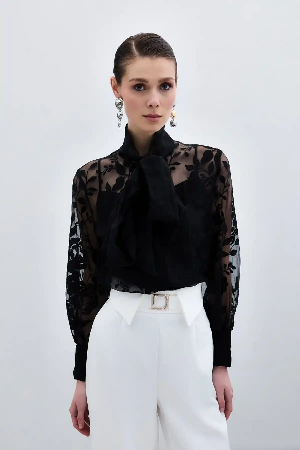 Siyah Çiçek Desenli Fular Detaylı Gömlek Modern ve Şık Tasarım Özellikleriyle