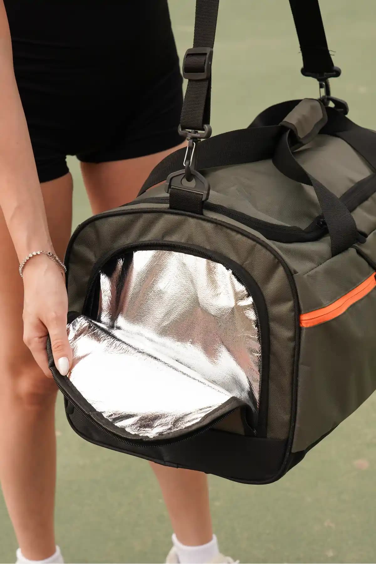 Solo Bag Orta Boy Spor ve Seyahat Çantası Haki Renkli Dayanıklı ve Fonksiyonel Tasarım