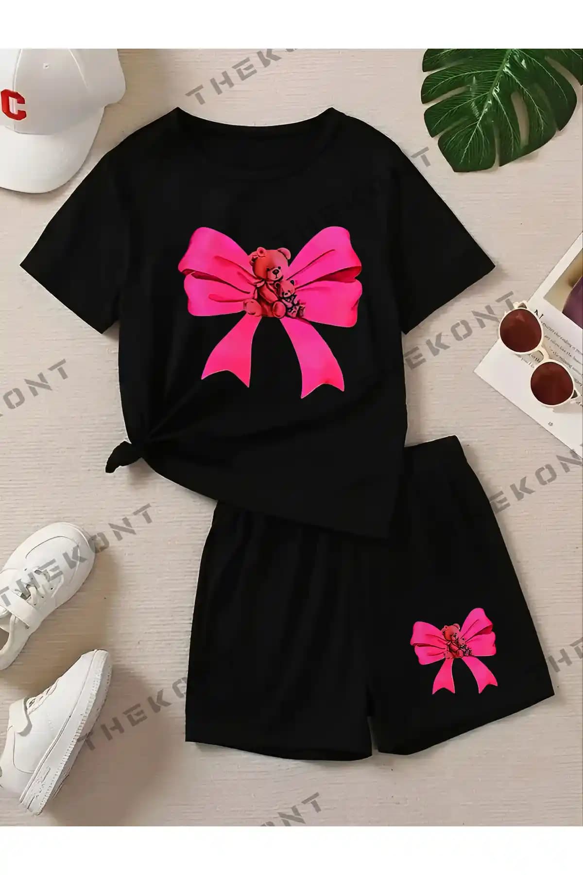 THEKONT Pembe Pembe Baskılı Tişört ve Şort Takımı Gençler İçin Modern ve Sürdürülebilir Yaz Koleksiyonu