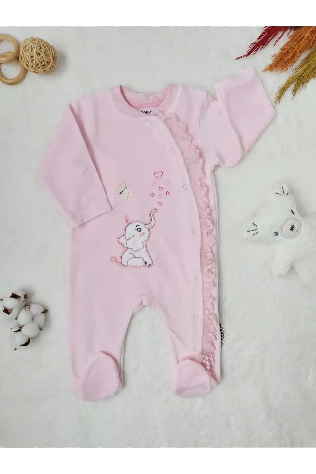 Tomuycuk Kadife Kız Bebek Tulumları Güvenli ve Şık Tasarımıyla Öne Çıkıyor