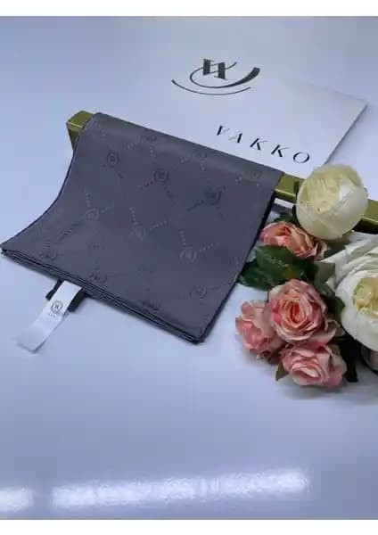 Vakko Eşarp: Zarif ve Çok Yönlü Tasarımıyla Moda Dünyasında Öne Çıkan Aksesuar