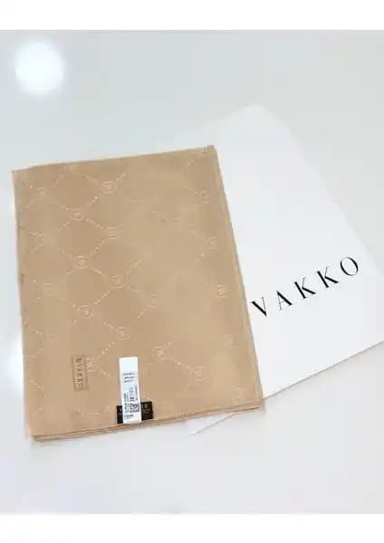 Vakko Şal: Zarif Tasarım ve Çok Yönlü Kullanım İmkanı Sunan Lüks Aksesuar