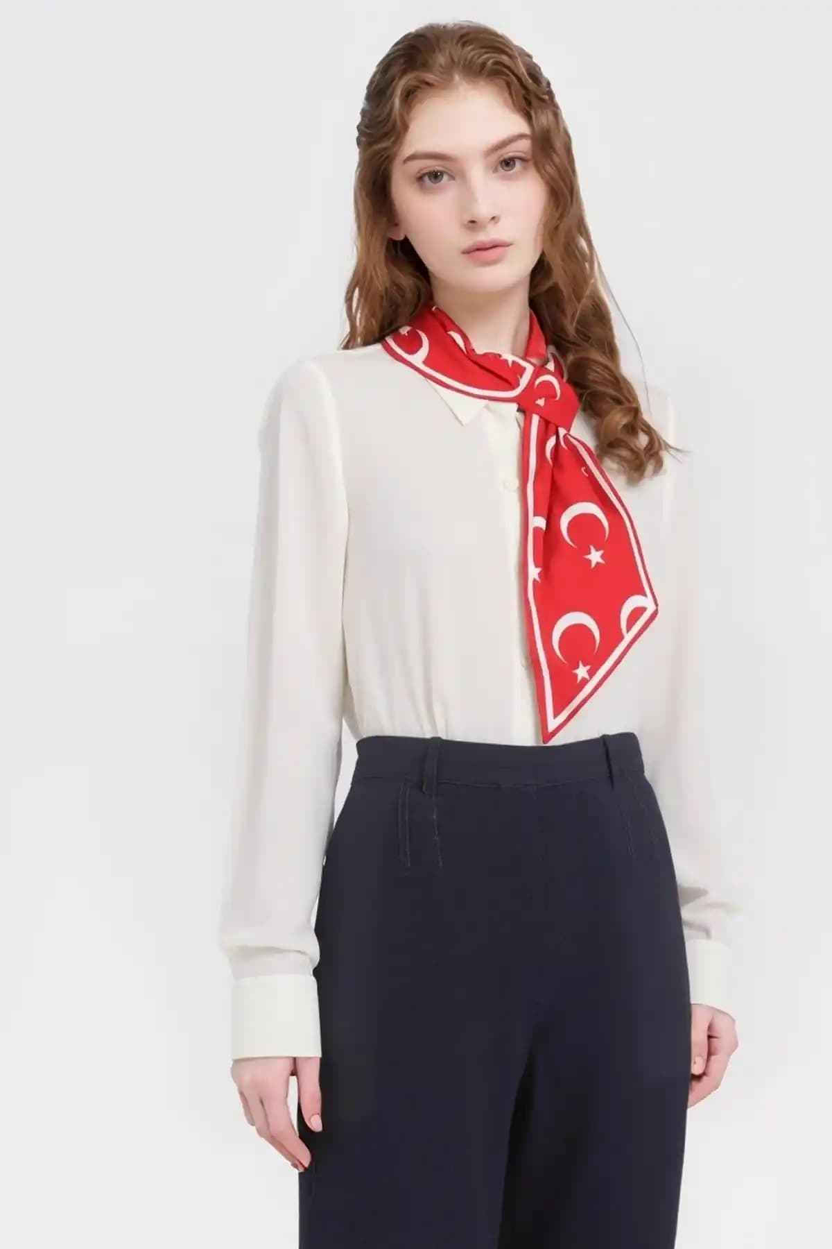 Walkenzo Türk Bayrağı Desenli Kadın Kravat Fularıyla Şıklığınızı Tamamlayın
