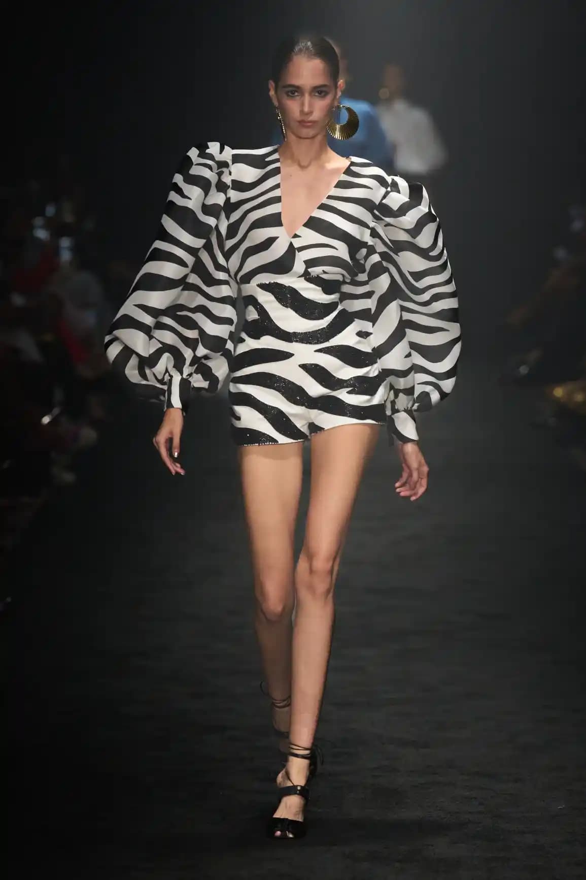 2026 İlkbahar Moda Trendleri: Renkler, Kesimler ve Sürdürülebilir Kumaşlar