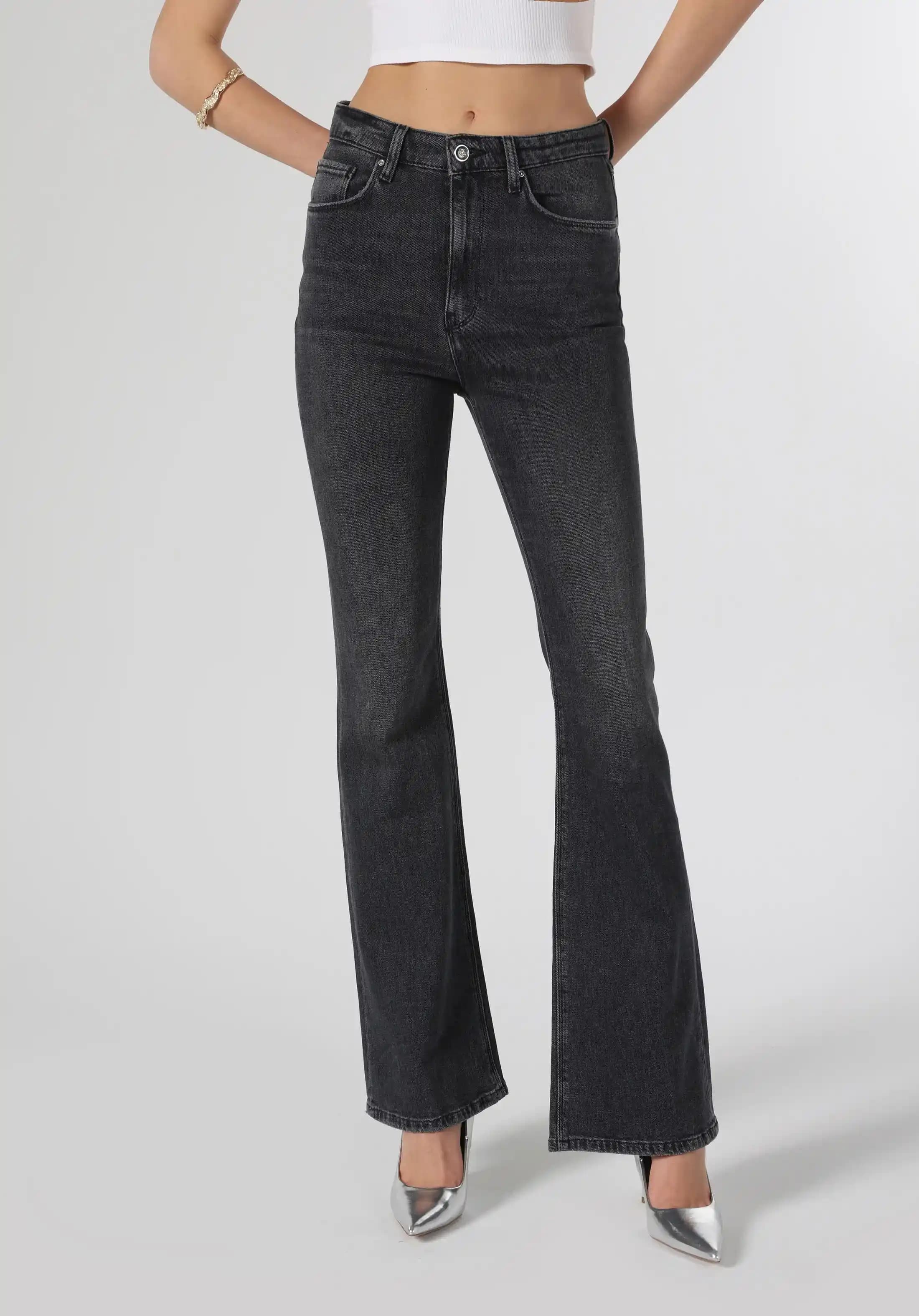 Bootcut Jean Modası ve Günümüzdeki Yeri: Klasik Modelin Değerlendirmesi