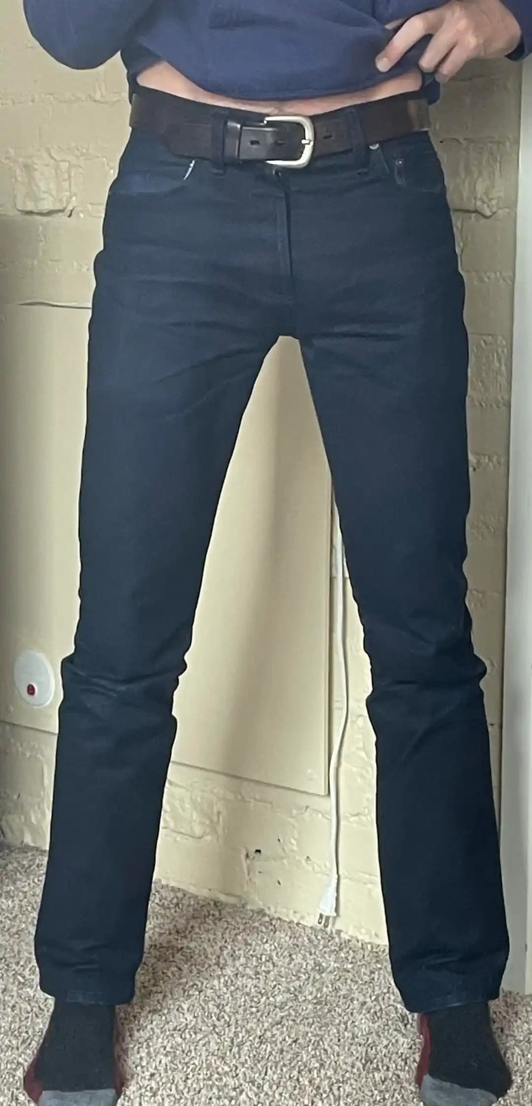 İnce Yapılı Erkekler İçin Raw Denim Pantolonlarda Doğru Fit ve Stil Seçimi