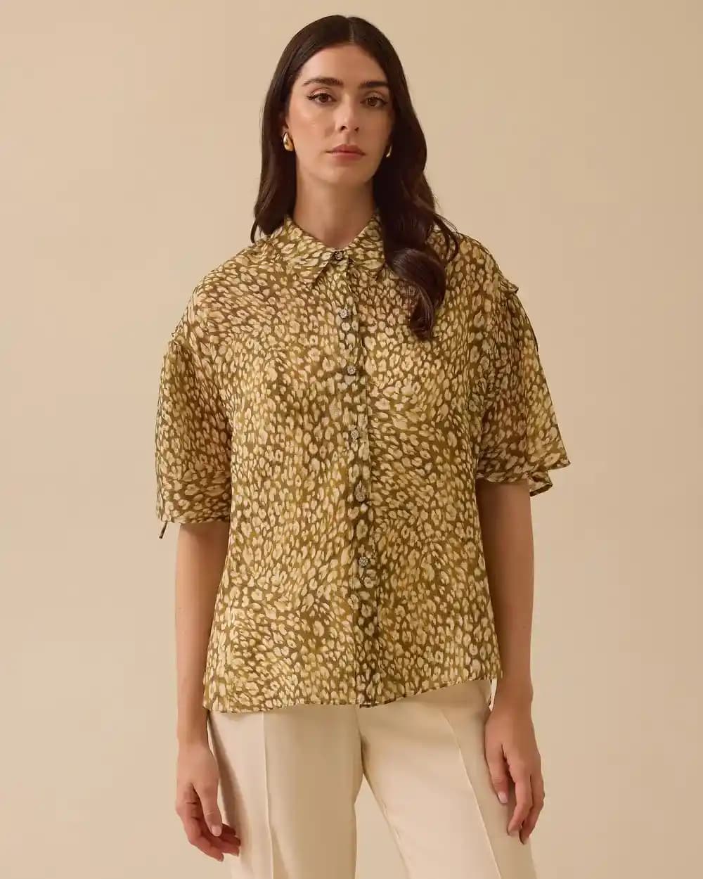 Kısa Kollu Düğmeli Gömlekler: Stil, Uygunluk ve Kombinasyon Önerileri