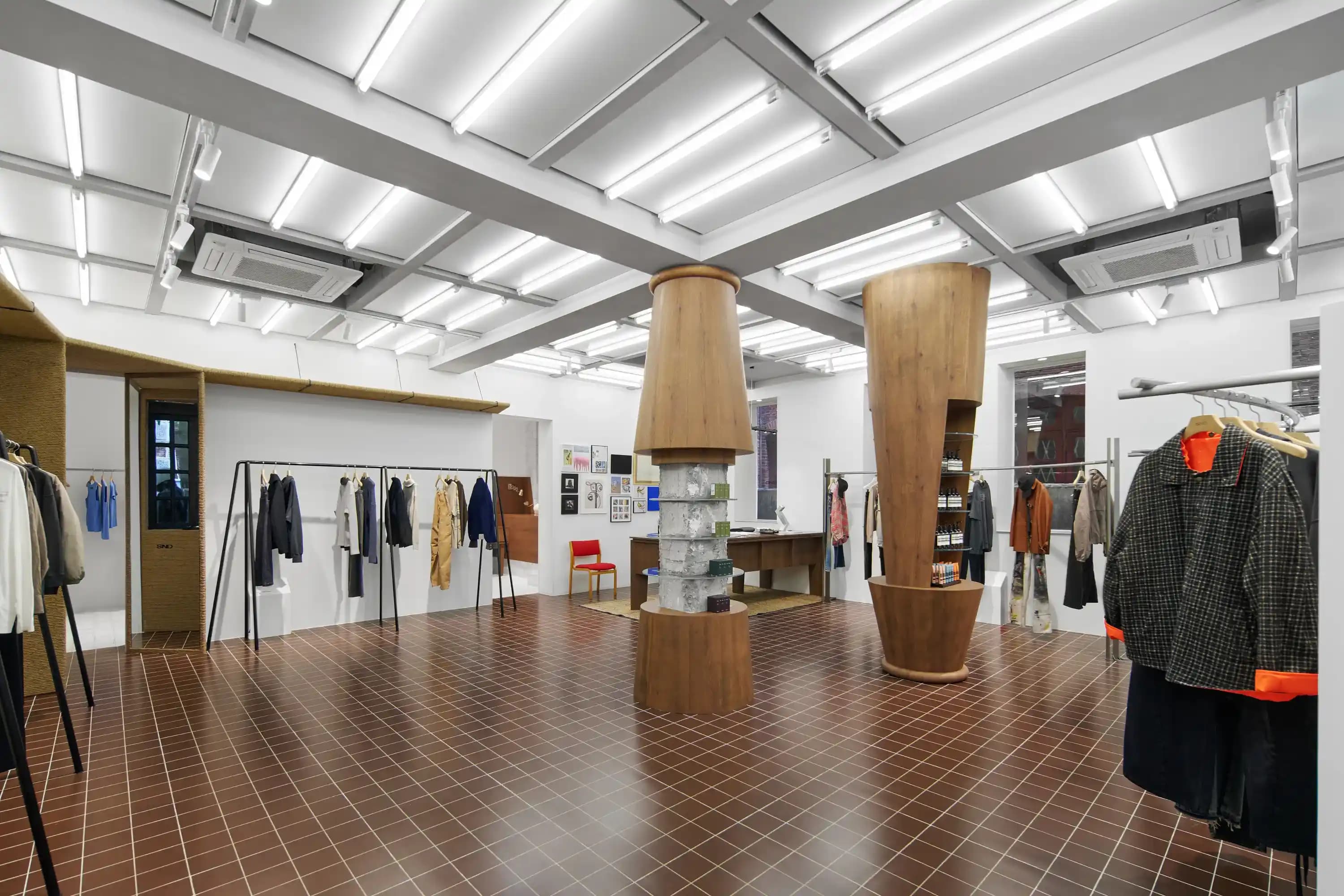 Lüks Minimalist Moda Dünyasında Öne Çıkan Markalar, Tasarımcılar ve Alışveriş Trendleri