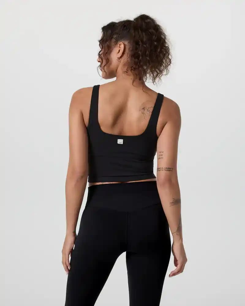 Lululemon, Skims, Vuori, Alo ve Comfrt Kadın Giyim Markalarının Uzun Süreli Dayanıklılık Analizi