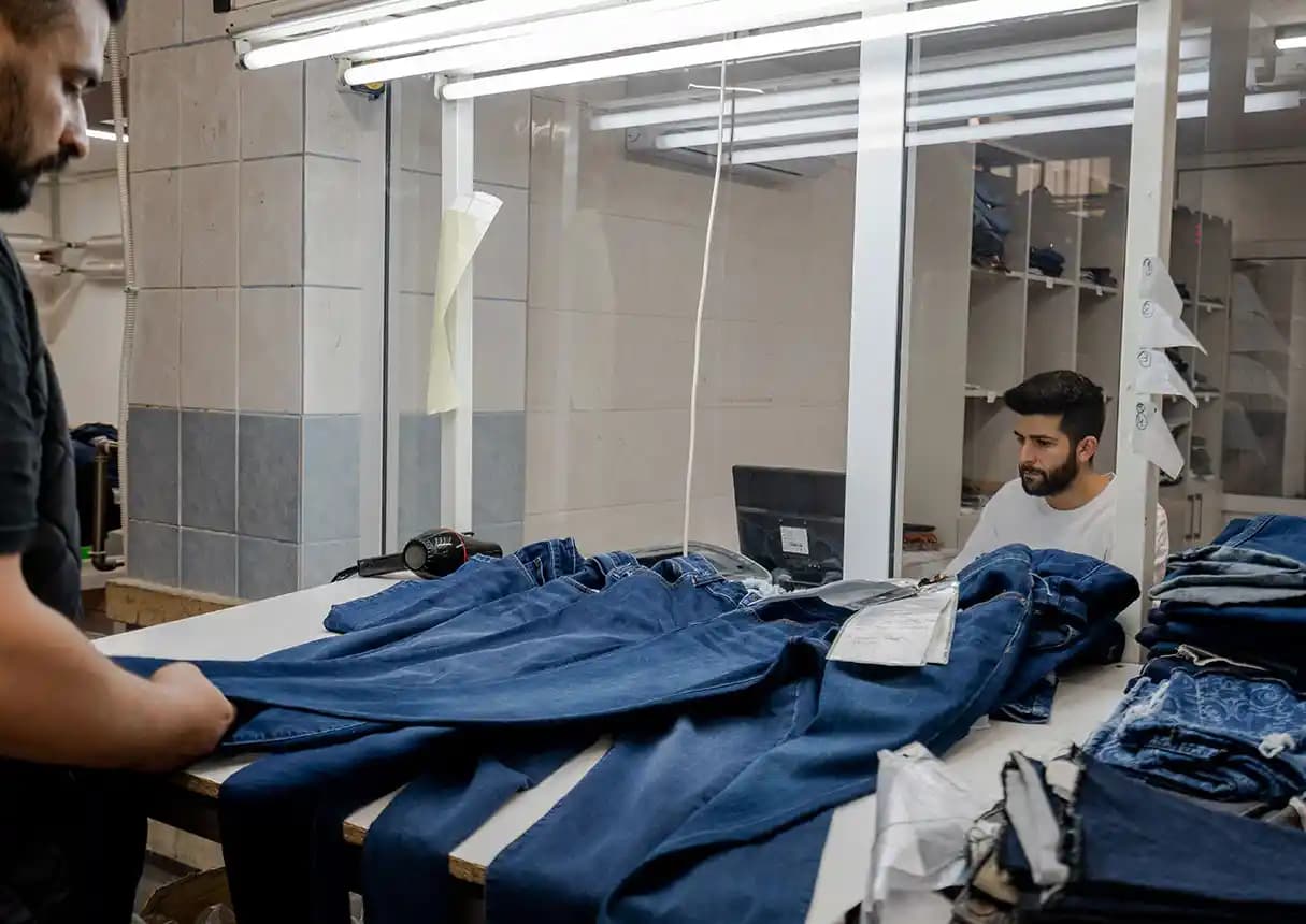 Raw Denim: Çekme, Yıkama, Solma ve Markalar Hakkında Detaylı Bilgiler