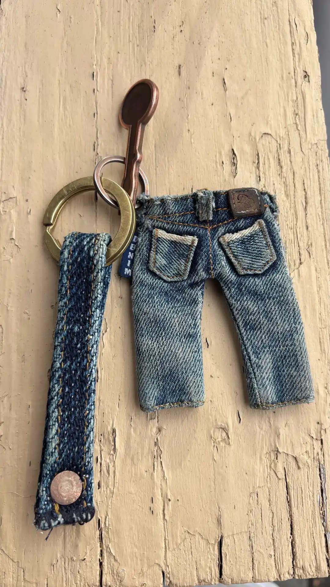 Selvedge Mini Jean Anahtarlık: 2 Yıllık Deneyim ve Doğal Solma Süreci