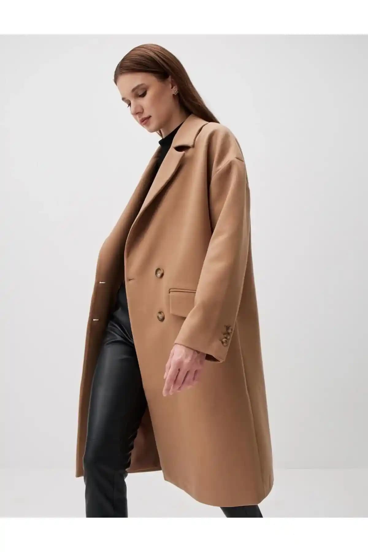 Sonbahar İçin Klasik Uzun Deve Tüyü Kabanlar: Kumaş Kalitesi ve Stil Rehberi