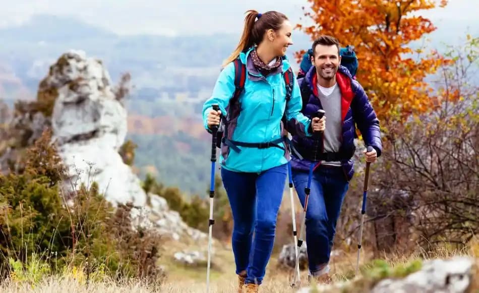 Sürdürülebilir ve Renkli Doğa Yürüyüşü Kıyafetleri: Markalar ve Malzemeler