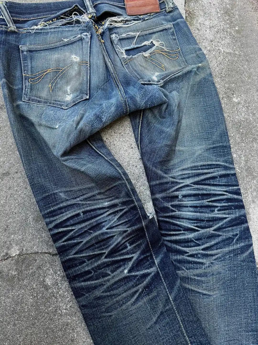 The Flat Head F310: Raw Denim Kültüründe Efsanevi Solma ve Dayanıklılık