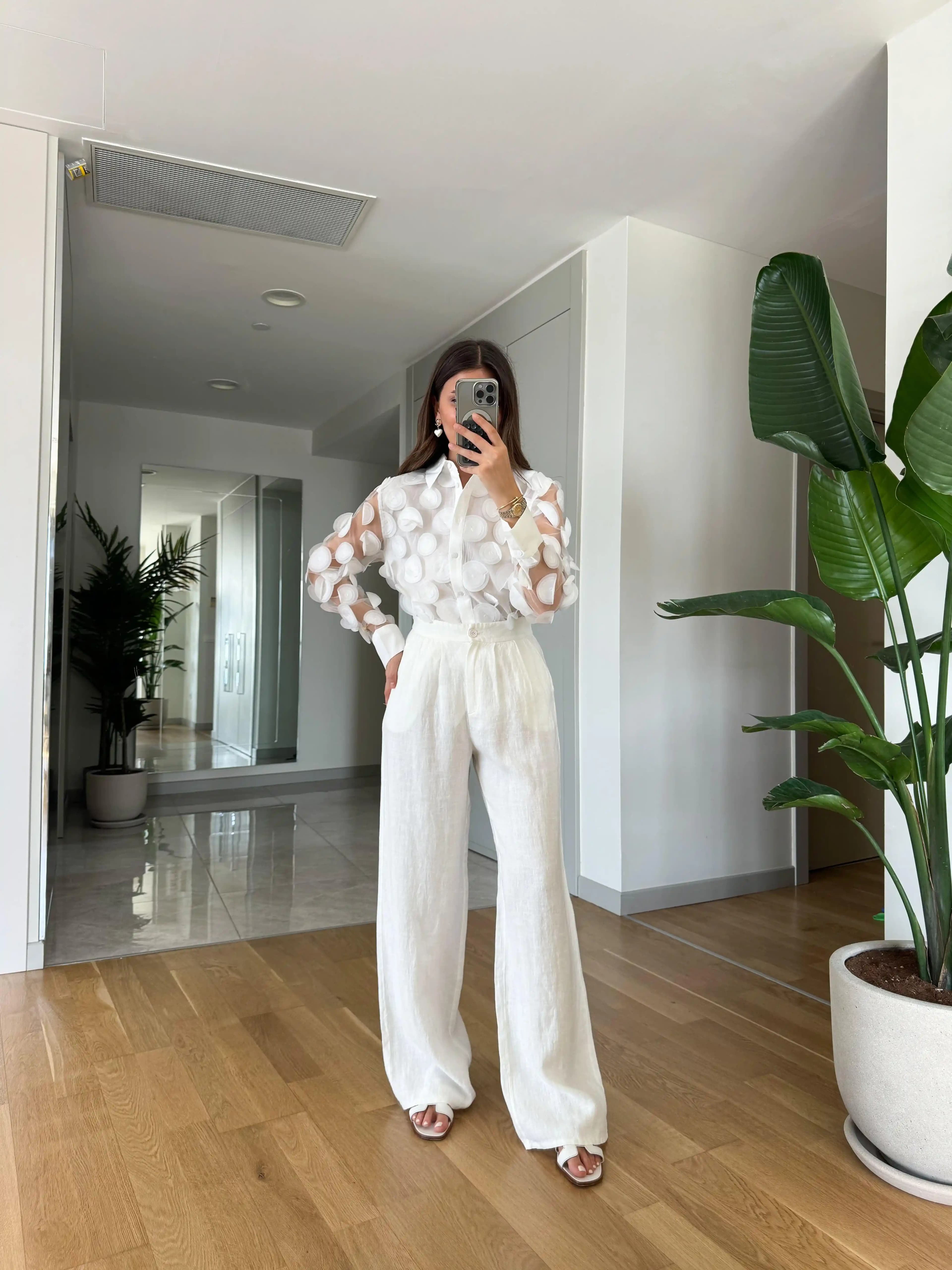 Beyaz Keten Pantolon: Yazın Şıklığını ve Rahatlığını Bir Arada Sunan Favori Parça