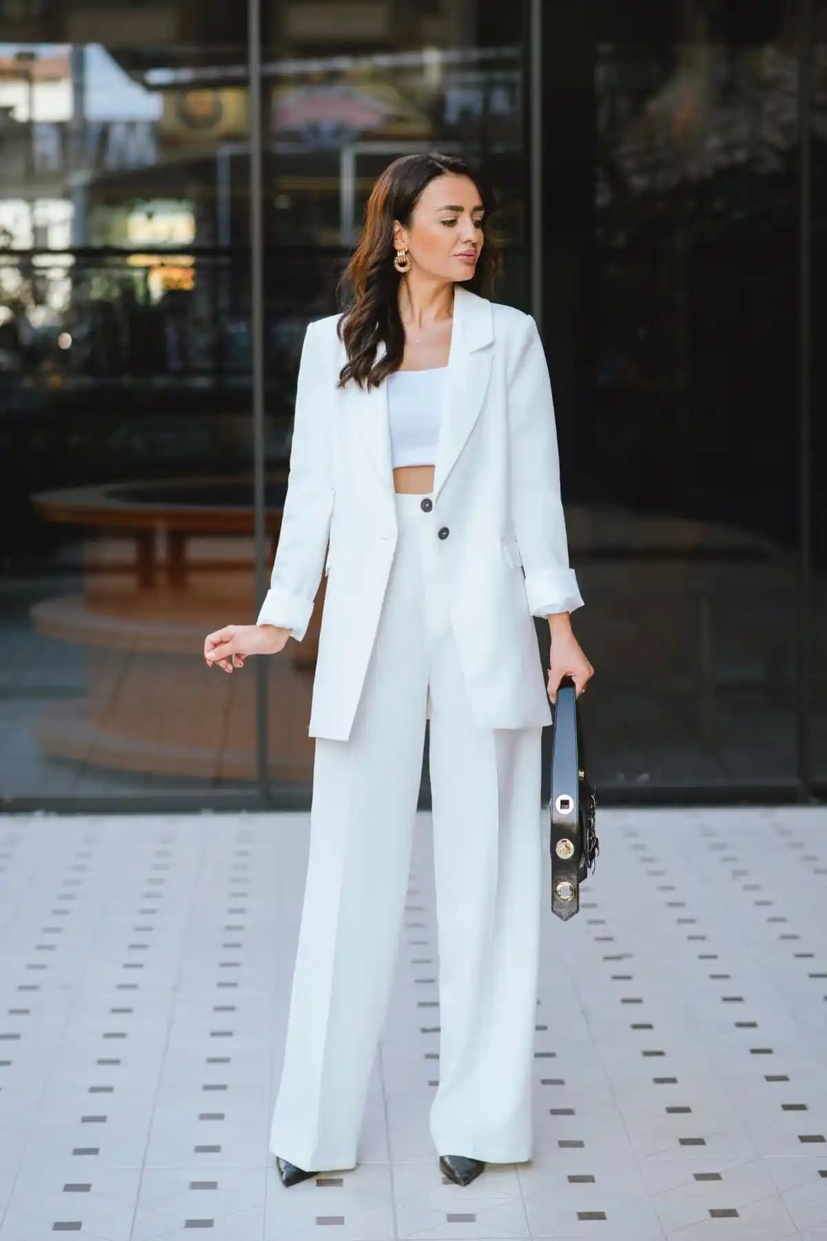 Beyaz Pantolon ve Ceket Takımı: Kadın Modasında Zarafet ve Şıklık Rehberi