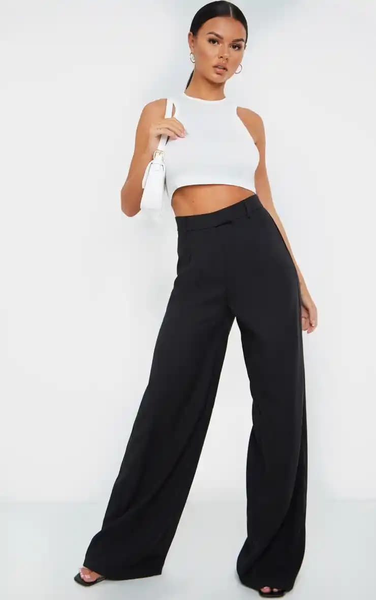 Geniş Paça Pantolonlar: Günümüz Moda Trendlerinin Rahat ve Şık Seçeneği
