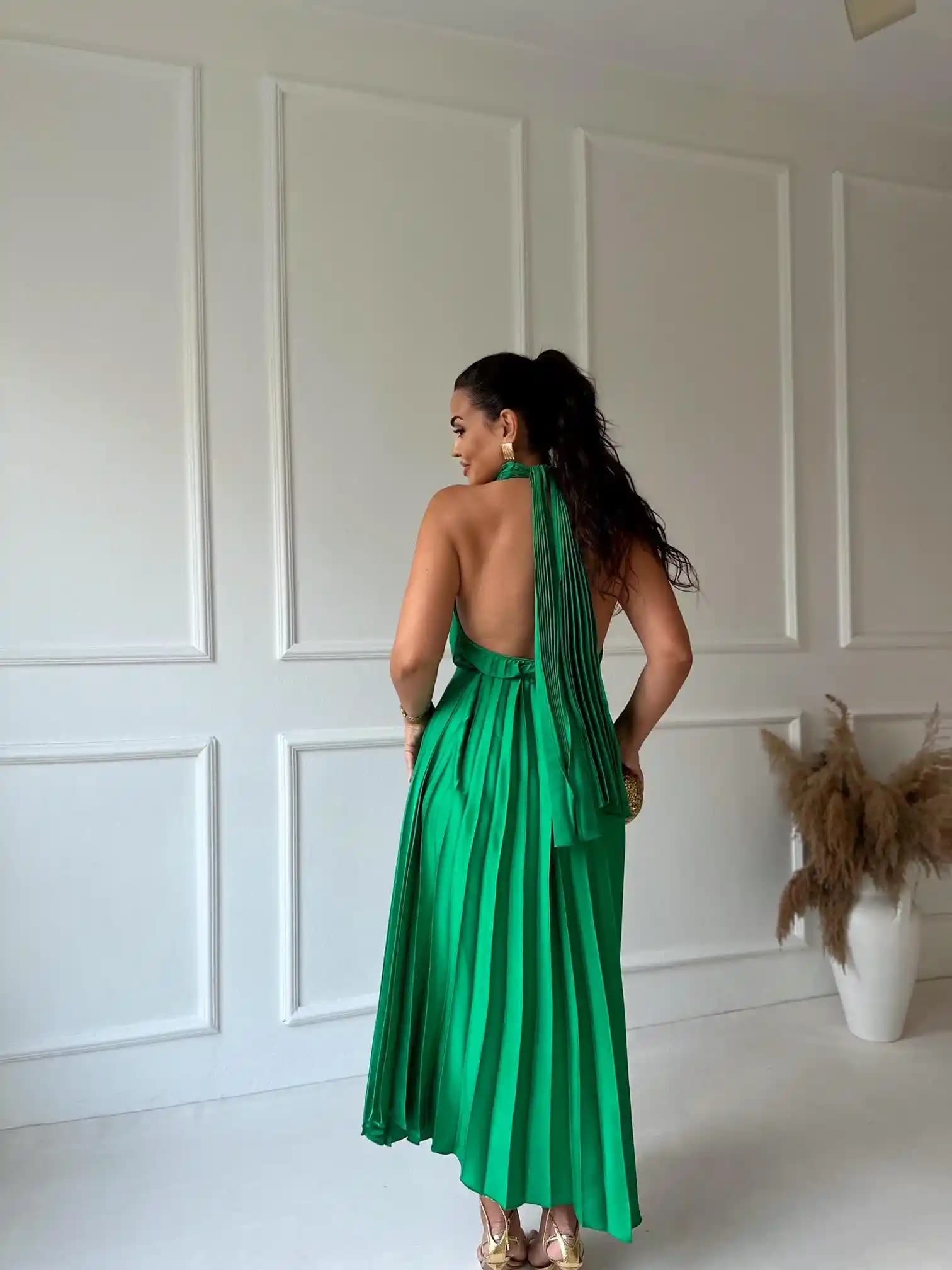 Halter Yaka Pileli Elbise Modelleri ve Kombinasyon İpuçları