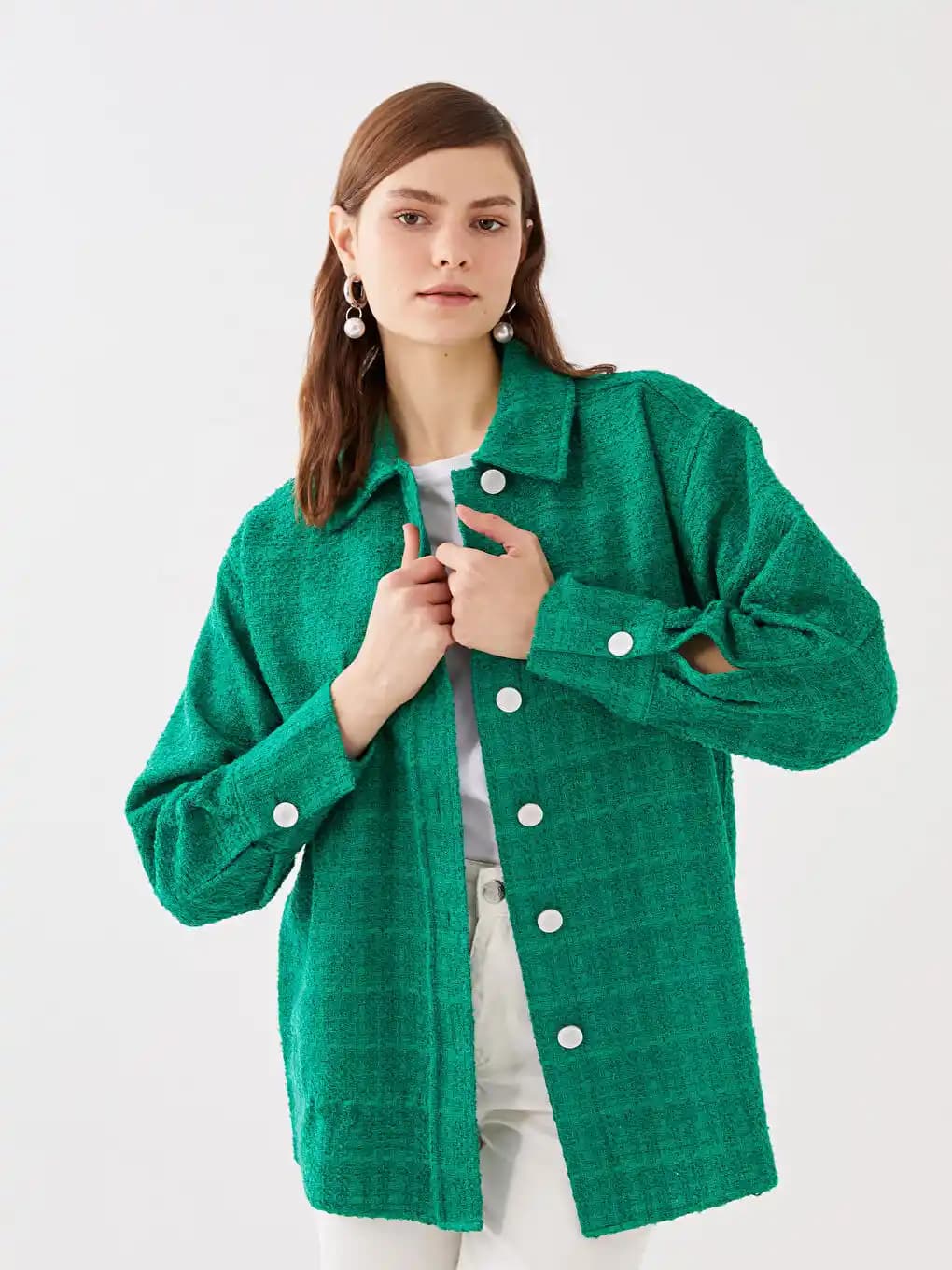 Kadın Gömlek Ceketleri: Çok Yönlü ve Moda Trendlerine Uygun Giyim Parçası