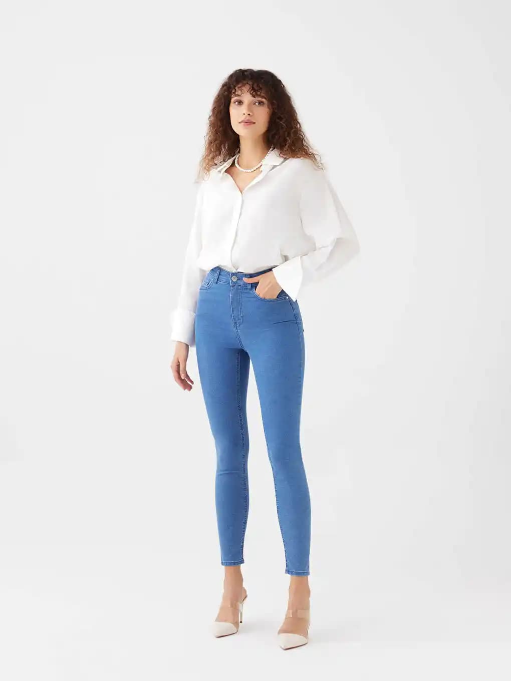 Kadın Jean Modelleri ve Stil Yansımaları: Seçenekler ve Moda Trendleri