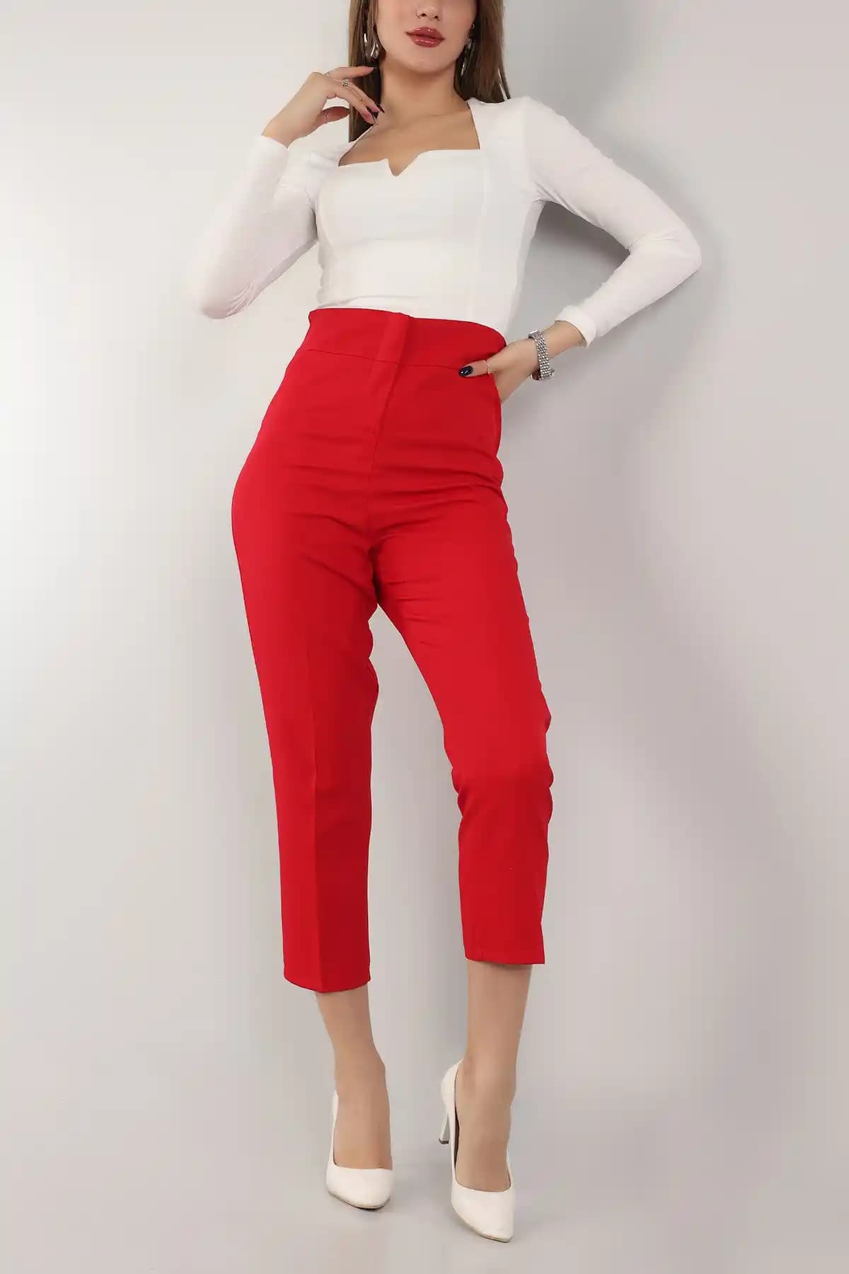 Kırmızı Pantolon Bayanlar İçin Stil ve Moda Rehberi Modern ve Şık Seçenekler