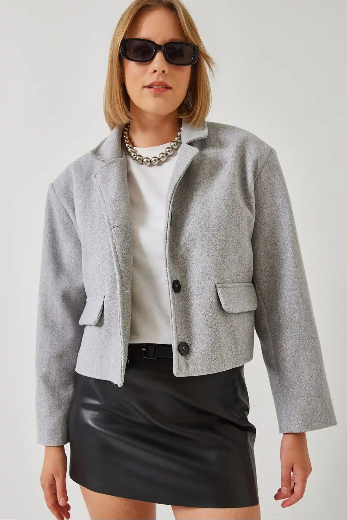 Kısa Crop Ceketler: Modern ve Çok Yönlü Tarzınızı Yansıtan Moda Parçaları